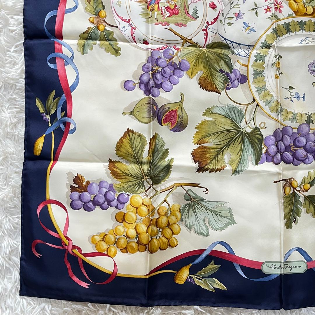 【美品】サルヴァトーレフェラガモ　スカーフ　シルク100% ブドウ　栗