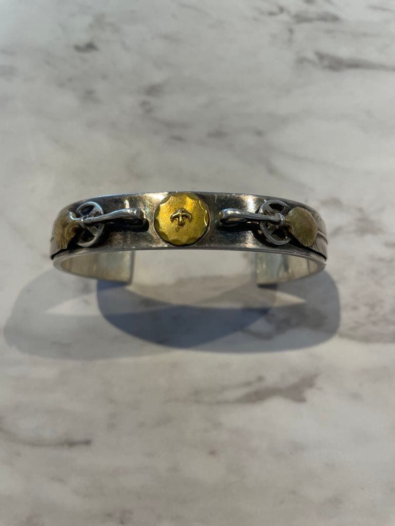 リ*ウ様 シルバー 羽模様 バングル