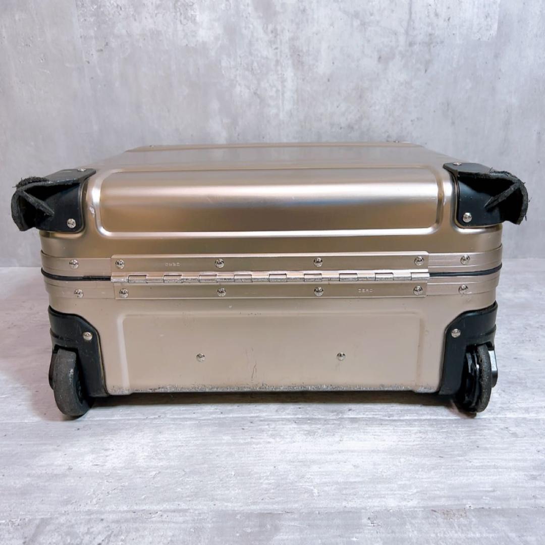 ゼロハリバートン スーツケース　アルミ　ゴールド　　機内持ち込み可能　2輪