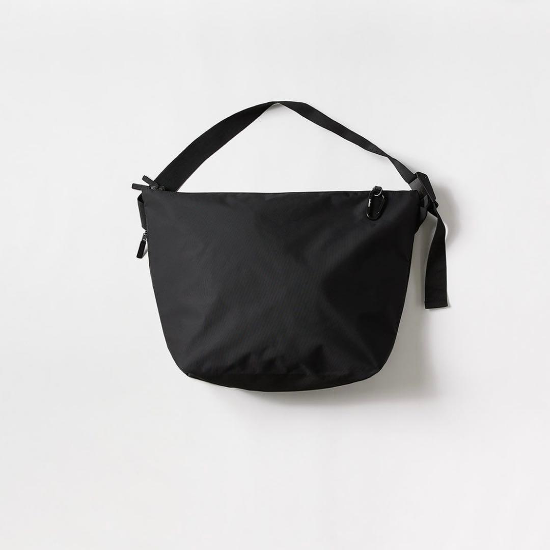 meltum ブラック ナイロン メッセンジャーバッグ