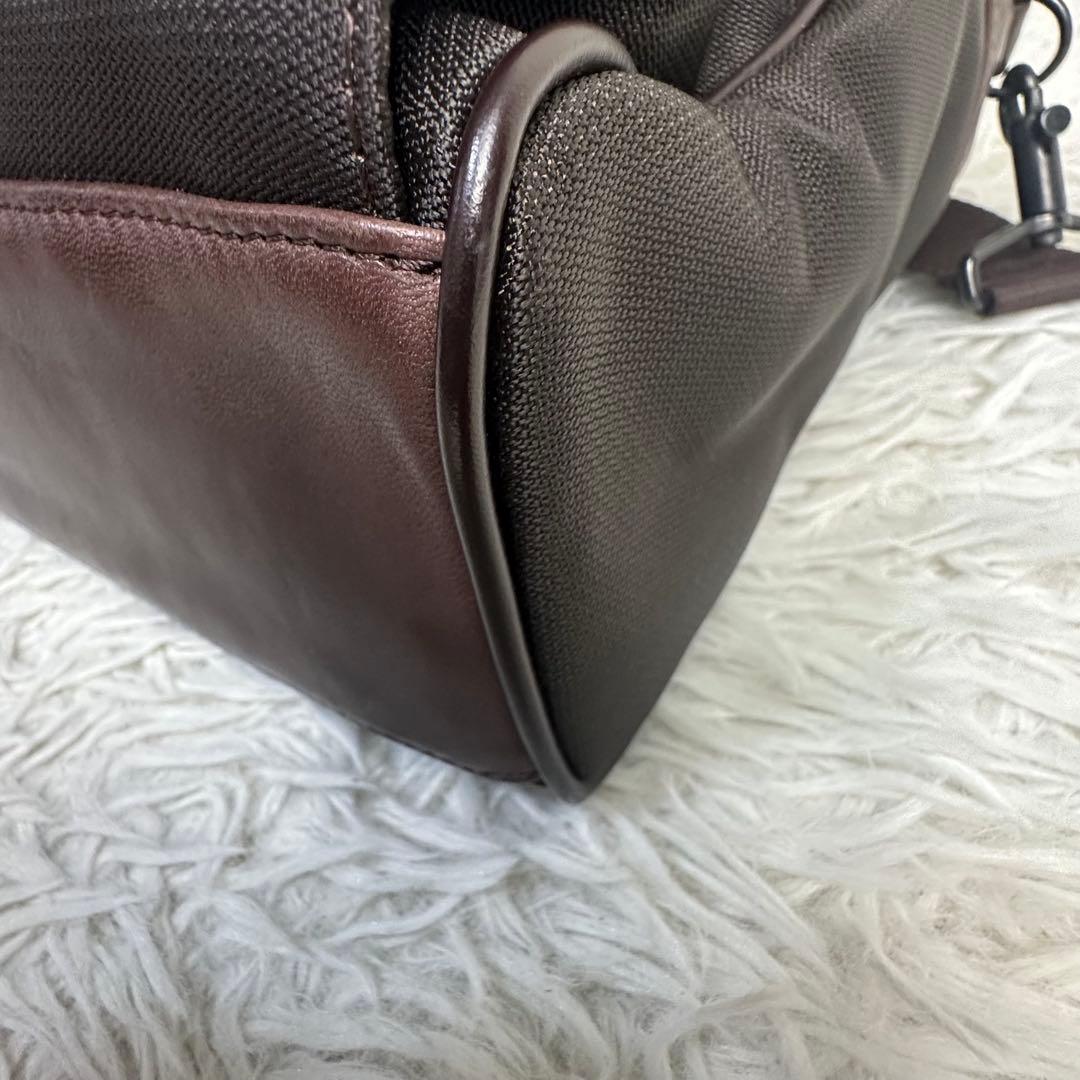 極美品 イッセイミヤケ メッセンジャーバッグ カメラバッグ ナイロン レザー