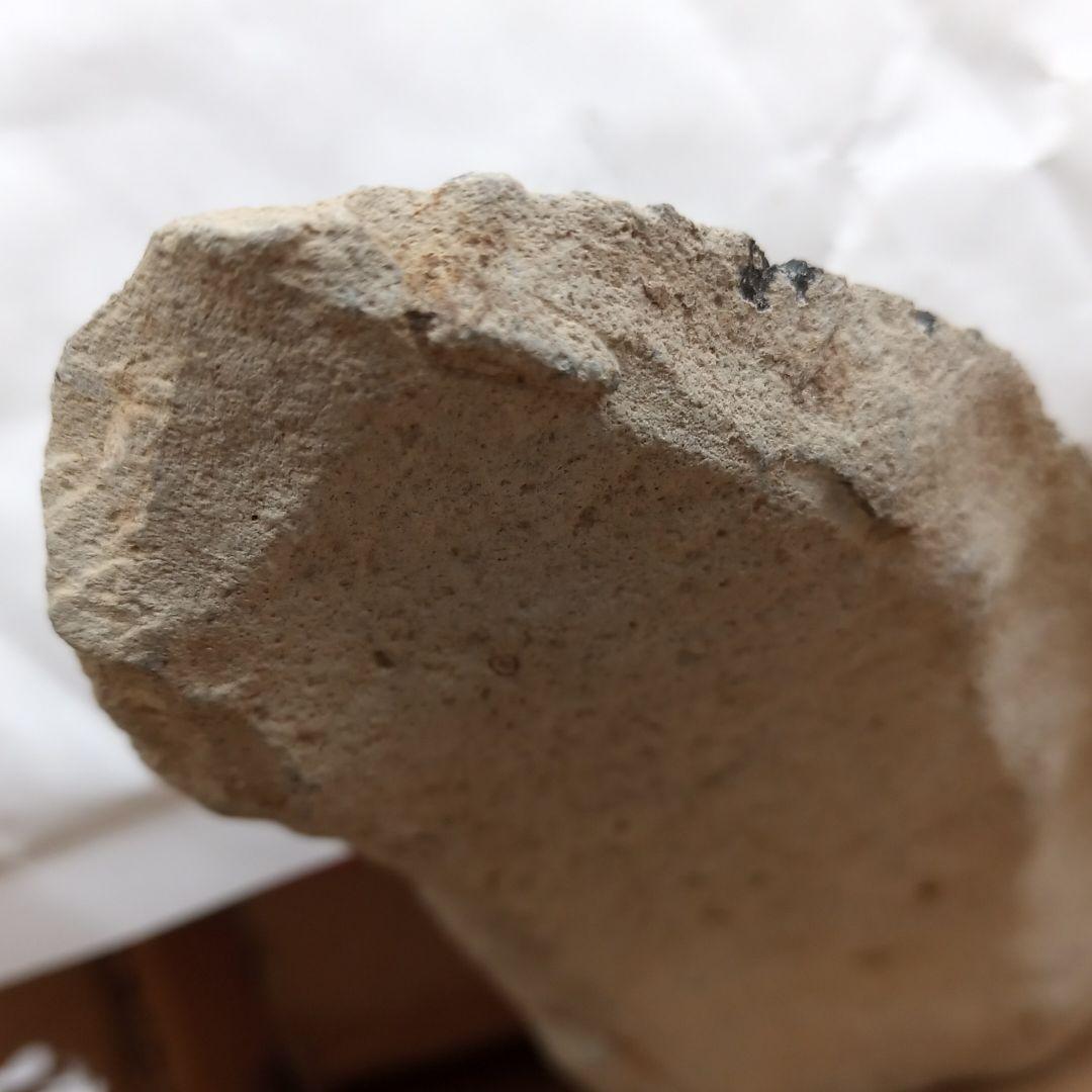 古く風化した裏側が礫石器　サヌカイト　遺跡出土 石器　　200