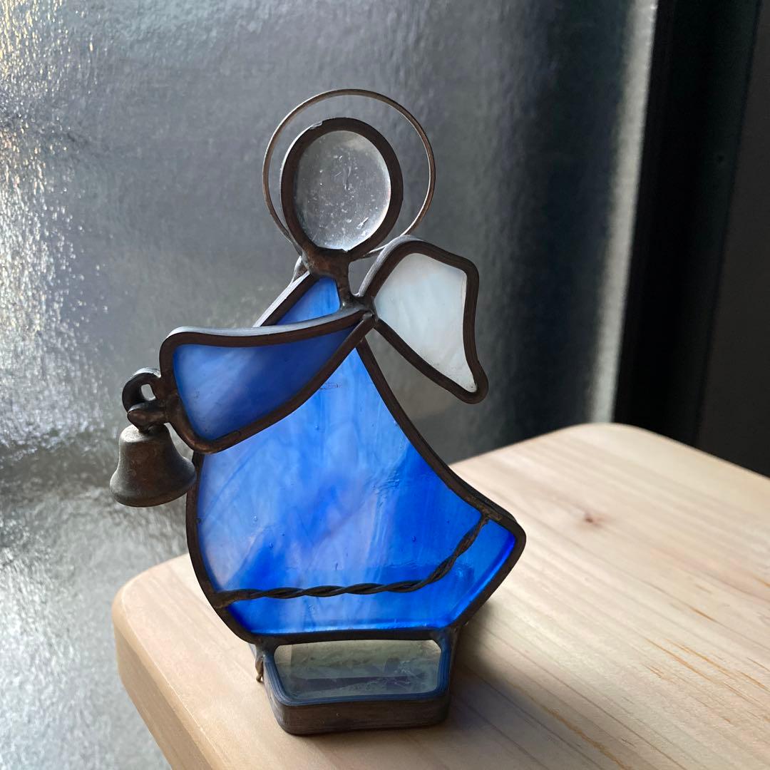 青いステンドグラスの天使