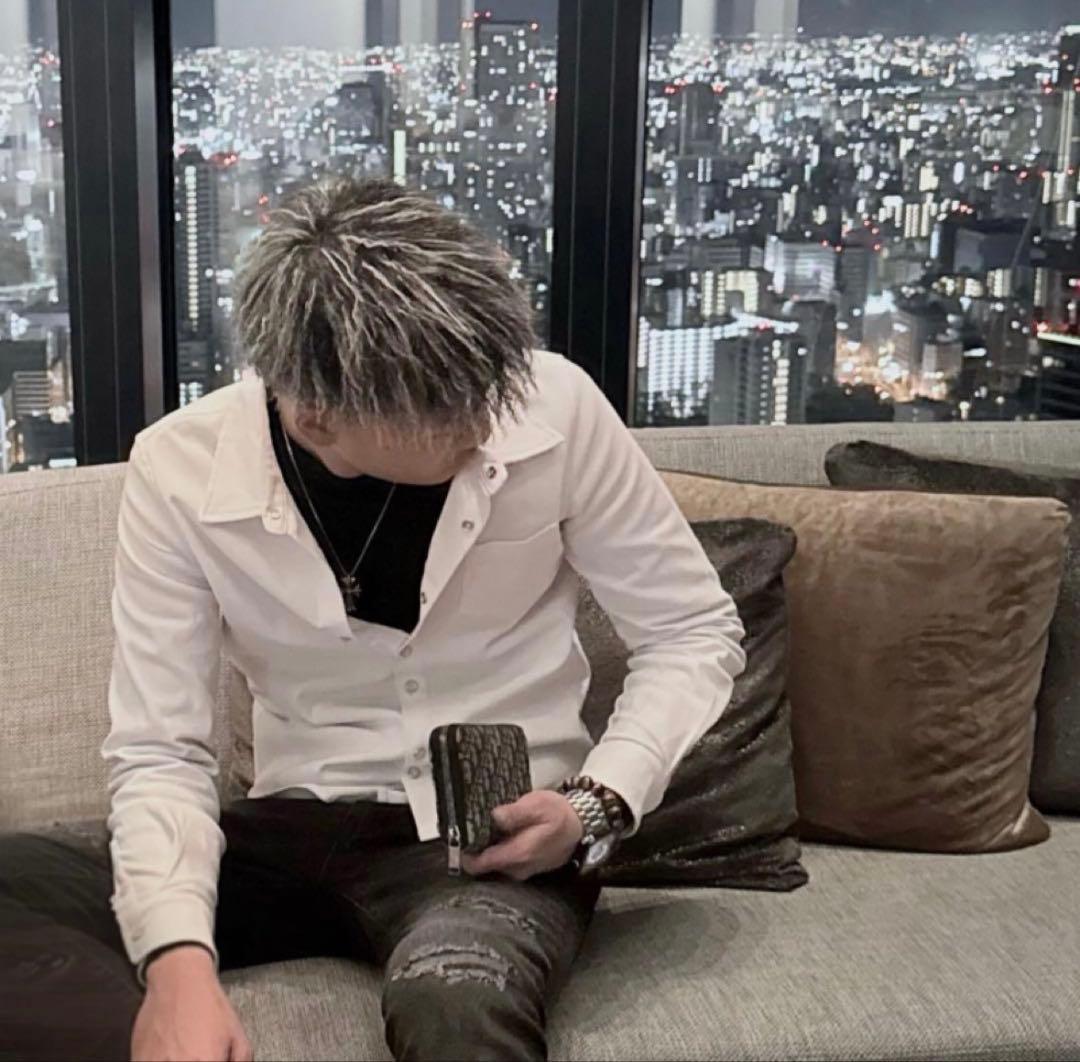 iceking着用　アダムスジャグラー 白シャツ