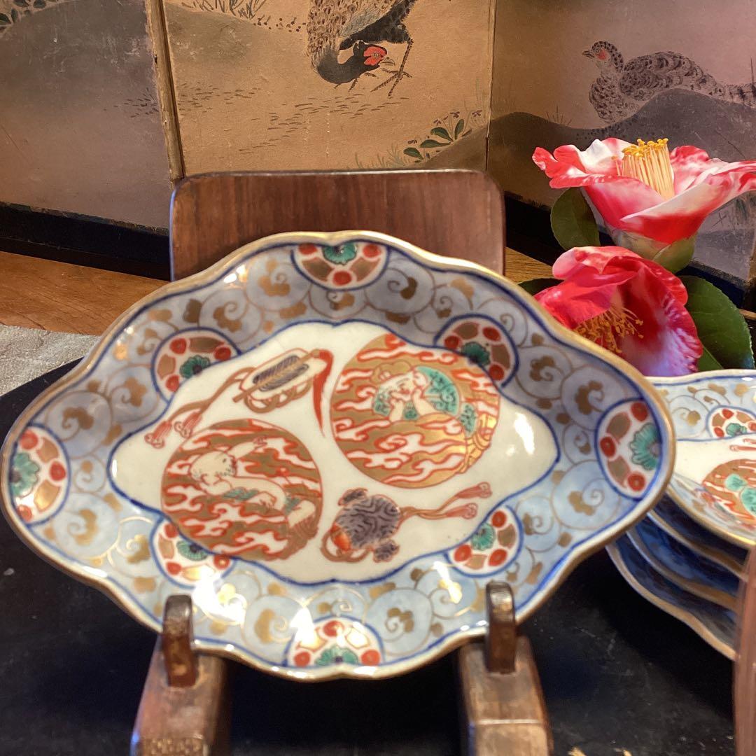 A921 古伊万里　金襴手　人物宝尽紋様　丸紋に唐草　菱形輪花皿　1枚