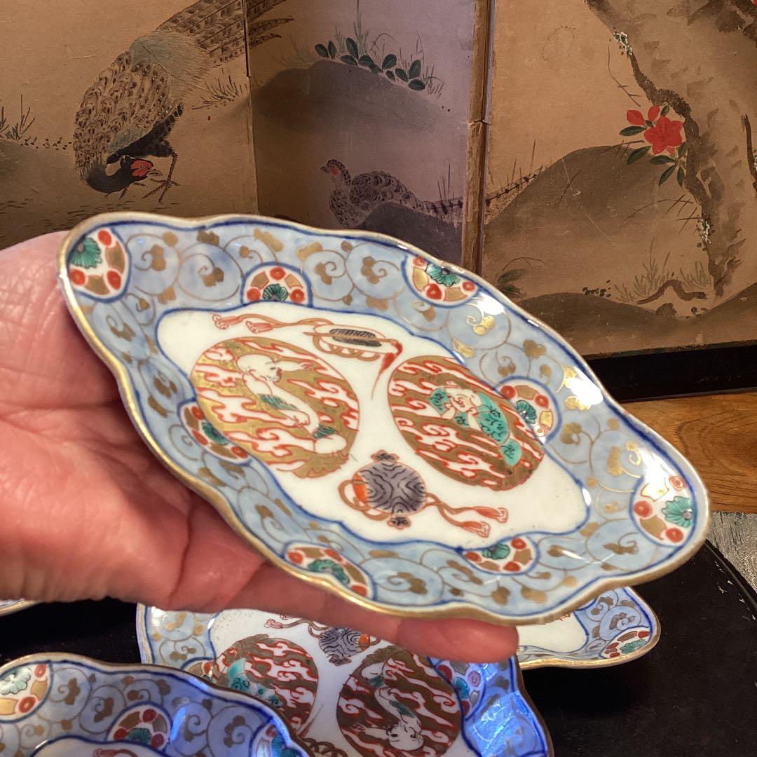 A921 古伊万里　金襴手　人物宝尽紋様　丸紋に唐草　菱形輪花皿　1枚