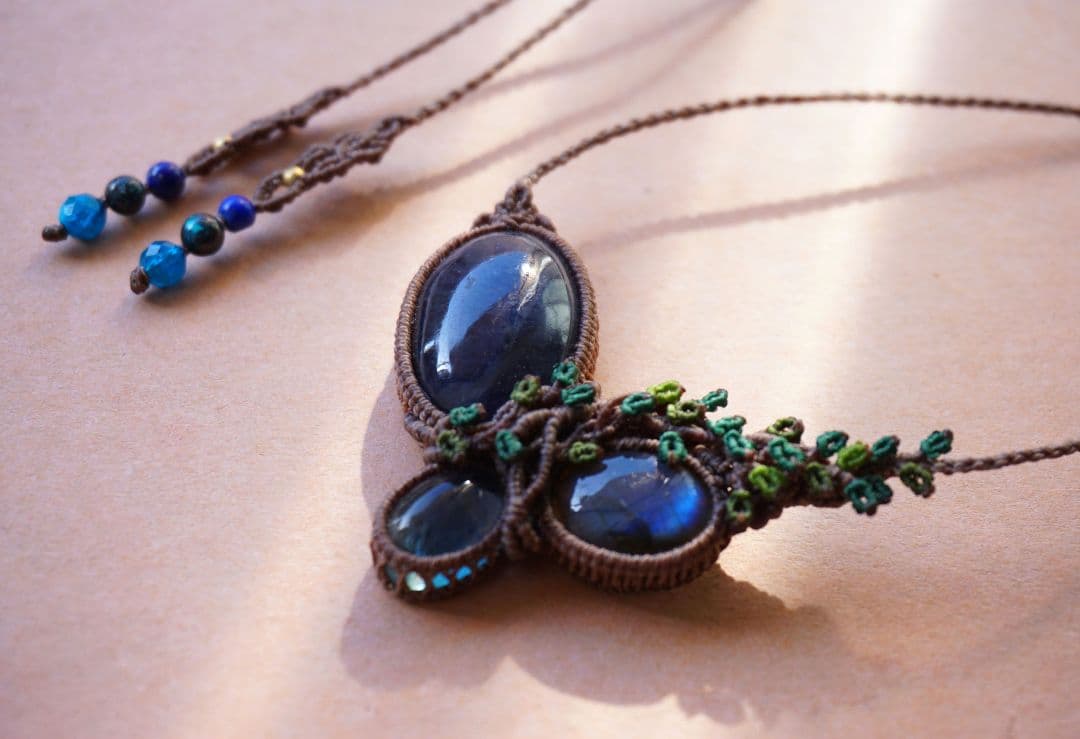 アイオライトサンストーン　ラブラドライト　ブルーフローライト　マクラメネックレス