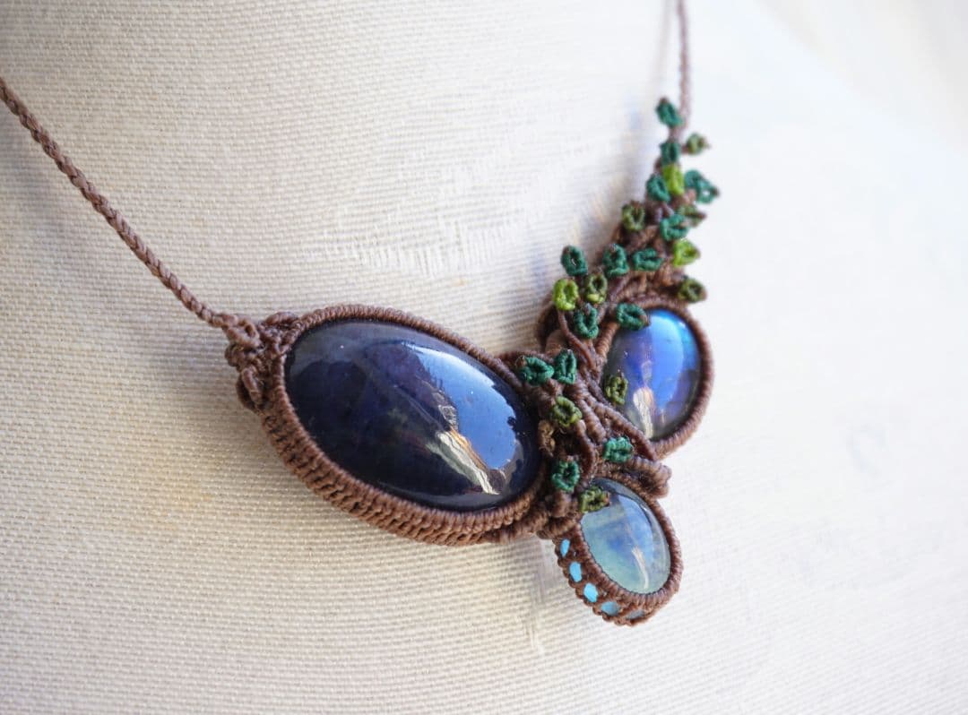 アイオライトサンストーン　ラブラドライト　ブルーフローライト　マクラメネックレス