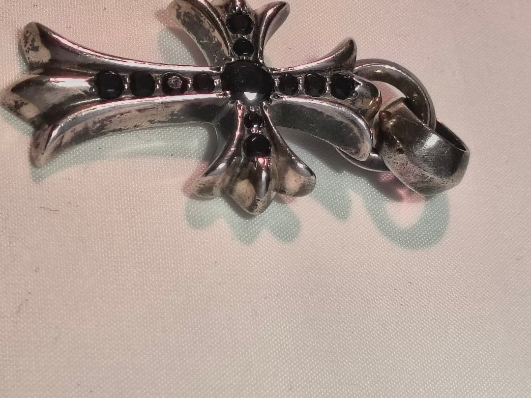 クロムハーツ スモール クロス ベイル付き ブラックダイヤ パヴェ