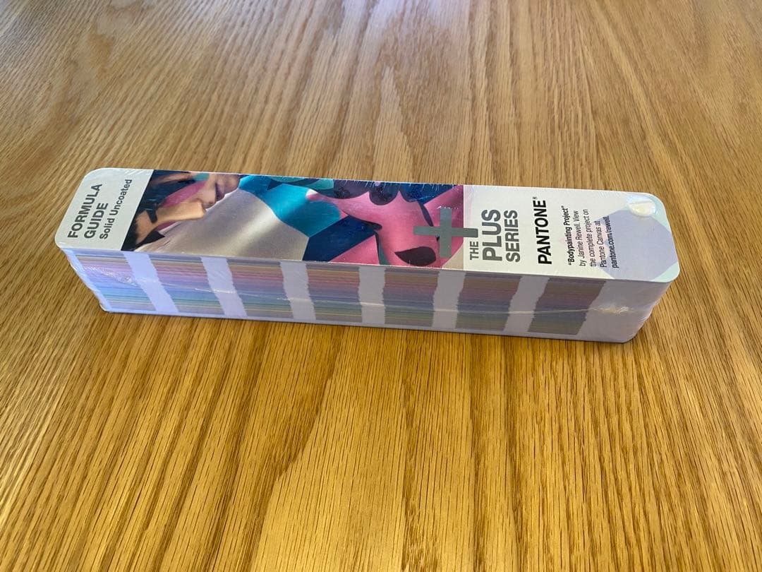 PANTONE PLUS SERIES フォーミュラガイド　色見本