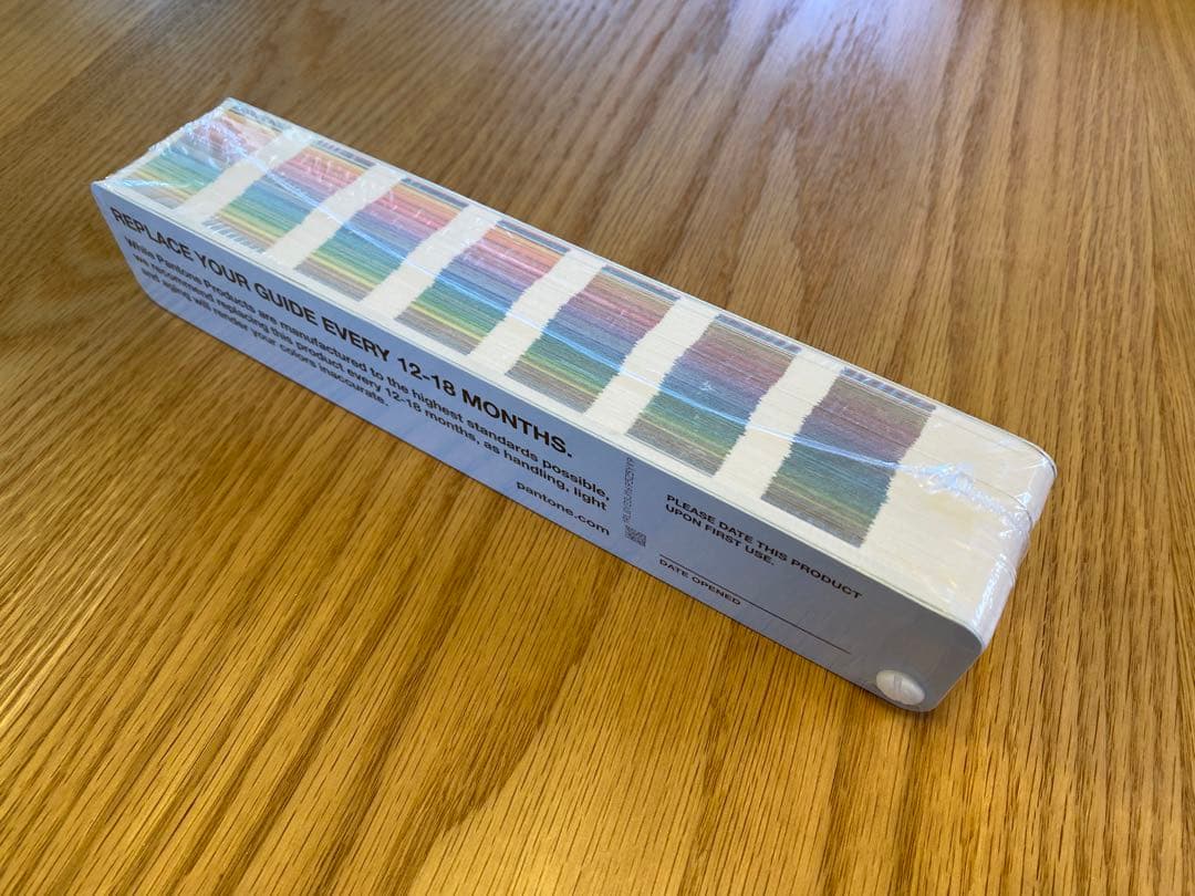 PANTONE PLUS SERIES フォーミュラガイド　色見本