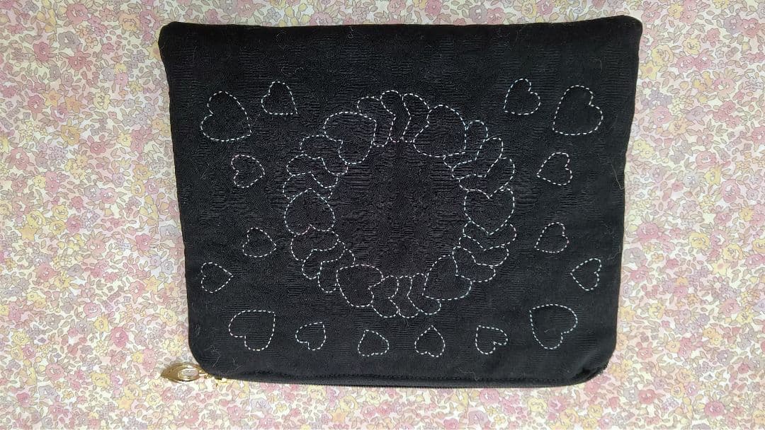 ハンドメイド ポーチ 黒地 マルチーズ柄