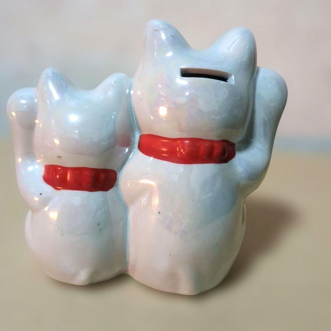 パール色の親子の招き猫の陶器の置物