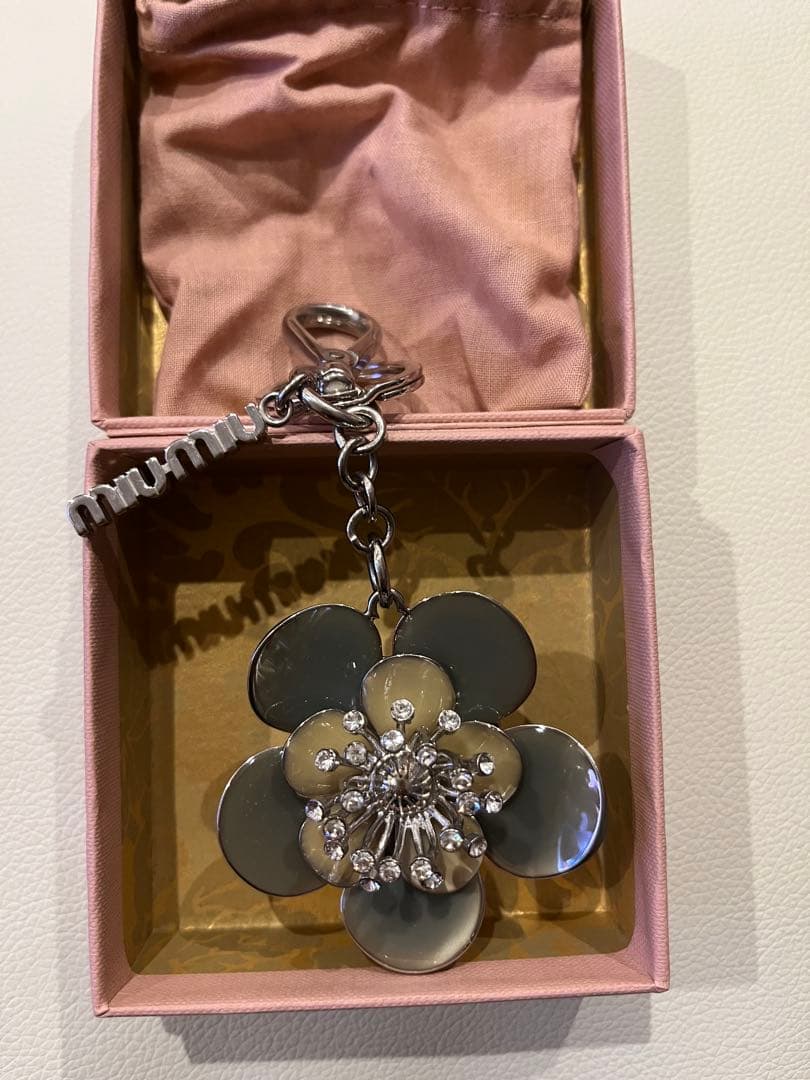 ミュウミュウmiumiu フラワーキーホルダー クリスタル装飾付き