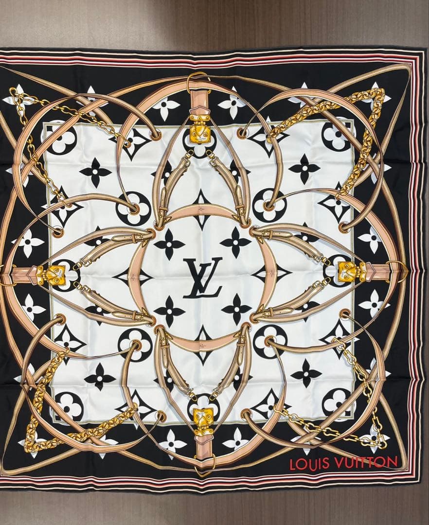 LOUIS VUITTON シルクスカーフ 90cm x 90cm