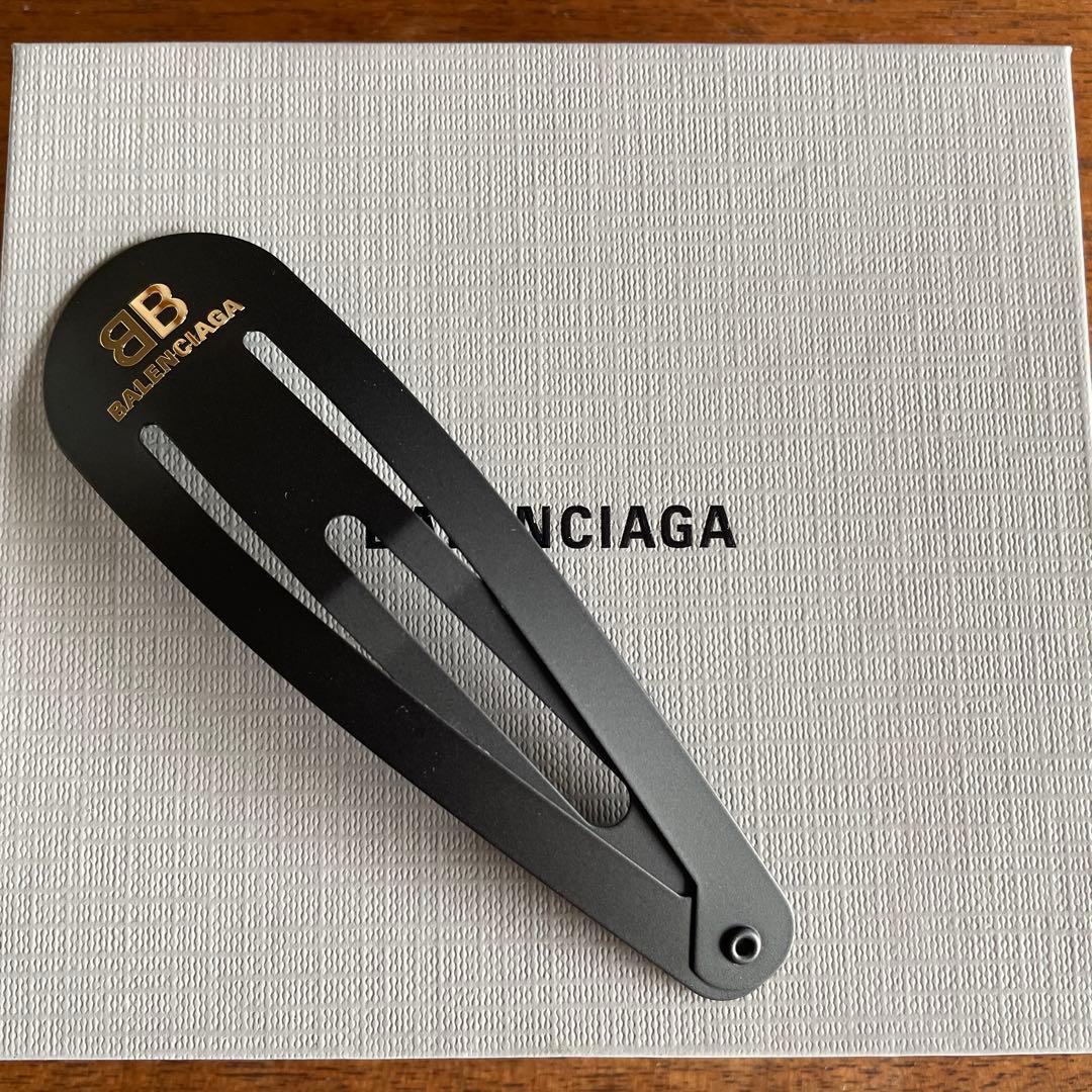 バレンシアガ BALENCIAGA ロゴ ヘアクリップ ブラック