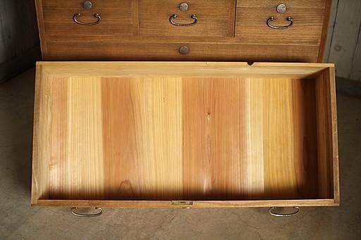 古く味のある木製の引き出し5杯　チェスト