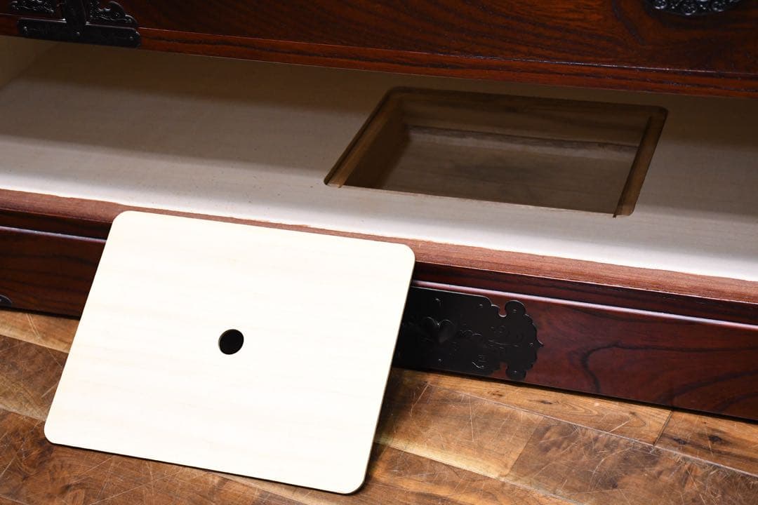 EIK72 仙台民芸箪笥 四尺横長箪笥 ケヤキ 欅拭き漆塗り 鍵付き 隠し収納