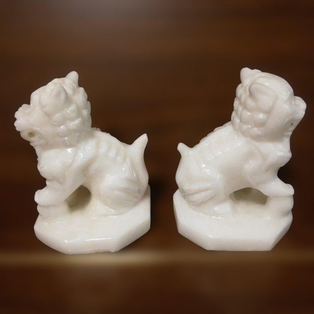 手彫り白玉石　獅子の置物 漢白玉獅子ペア　阿吽　台座八角形
