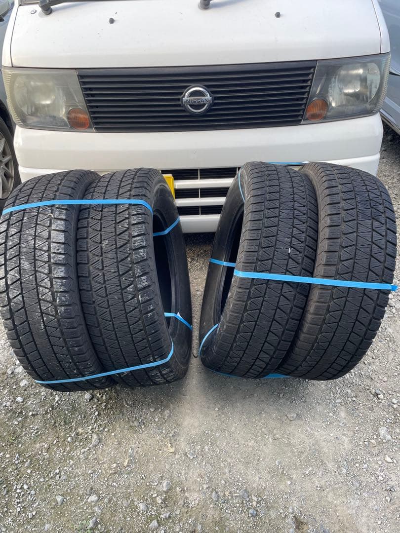 引き取り限定225/70R16 BS BLIZZAK DM-V3 4本set