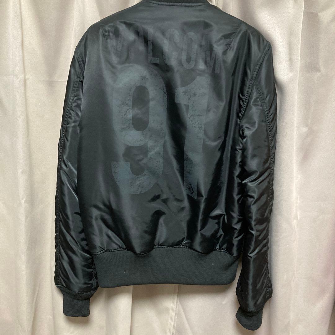 おまけ付き！　バックプリントが最高！　Volcom ブラック MA-1ジャケット