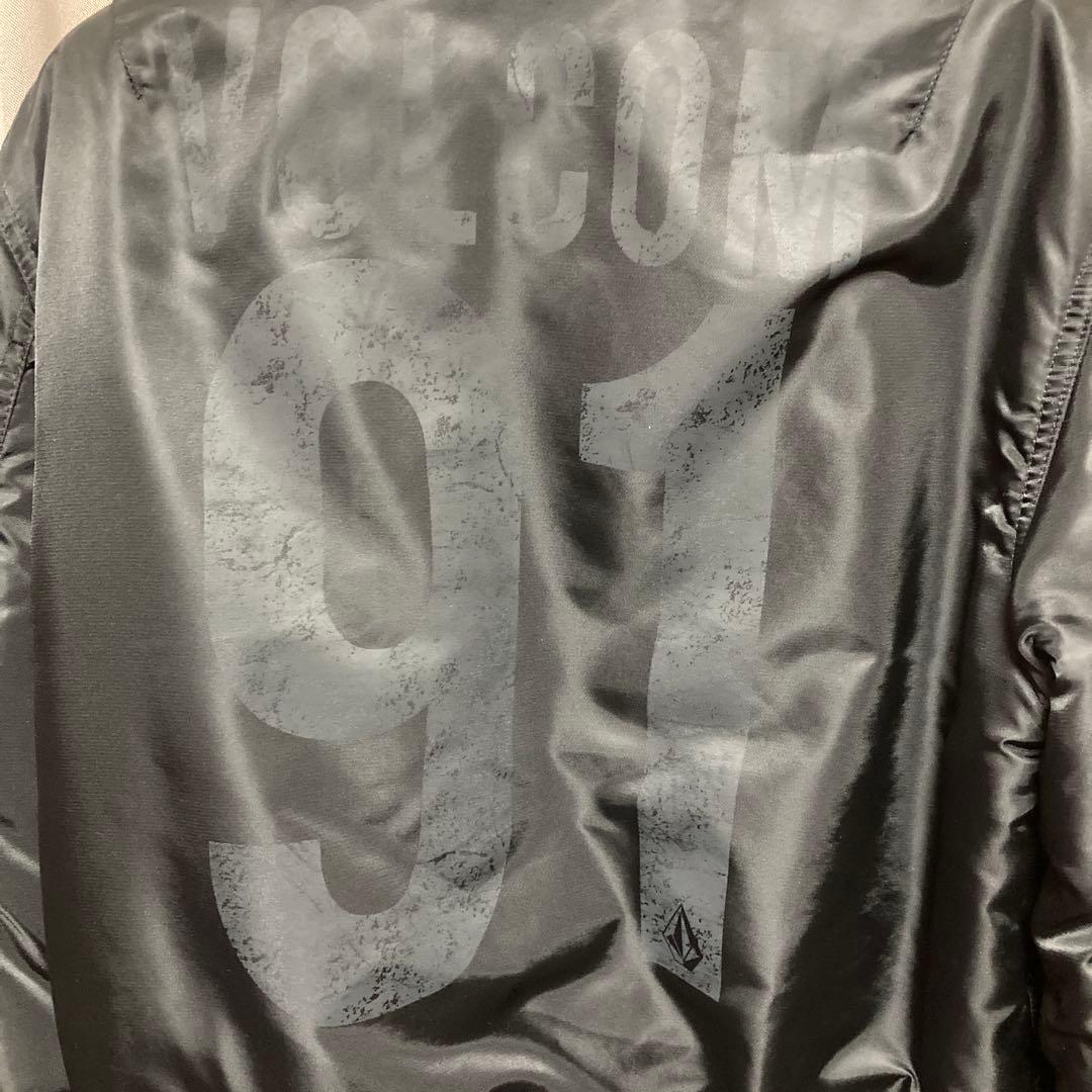 おまけ付き！　バックプリントが最高！　Volcom ブラック MA-1ジャケット