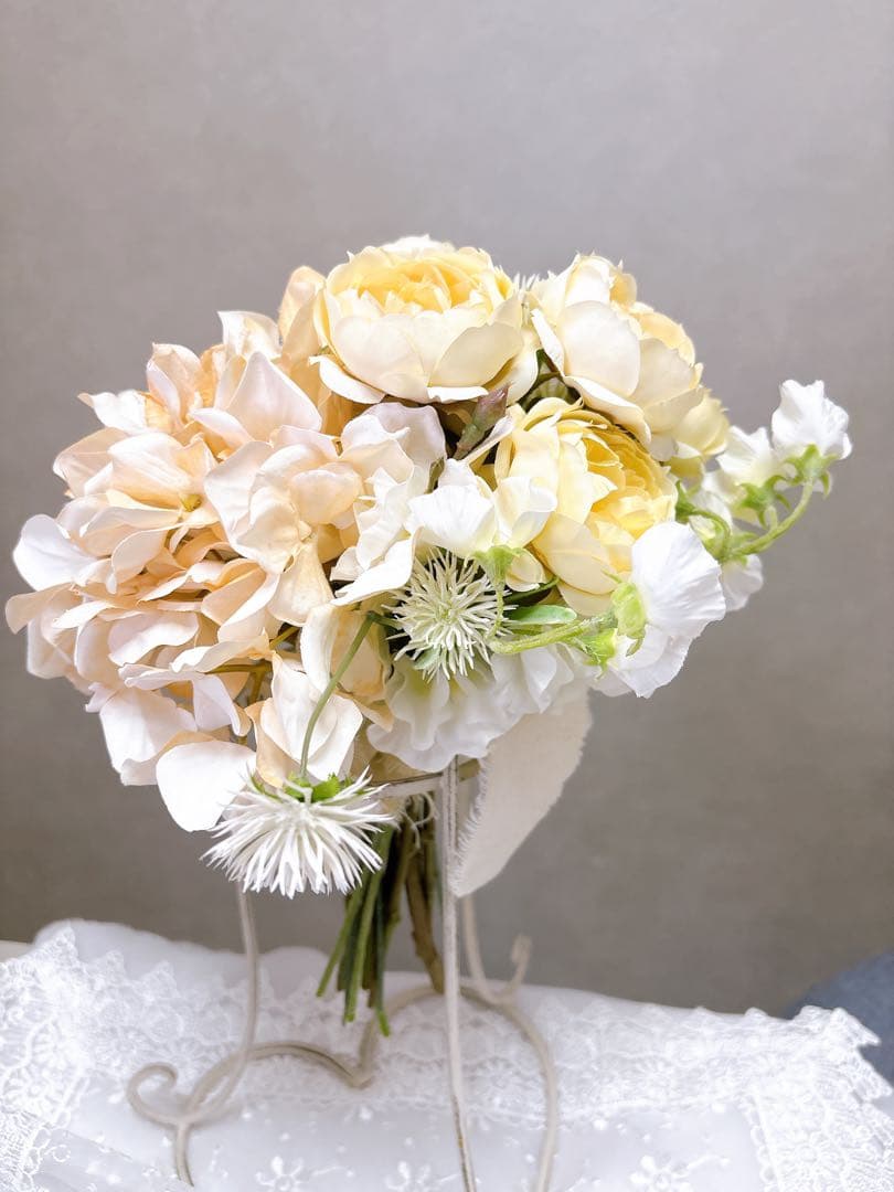 柔らかいベージュ&ホワイトのクラッチブーケ　アーティフィシャルフラワー