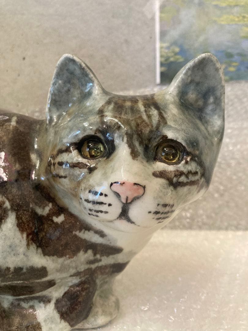 ケンジントンキャット　陶器 猫の置物 グレーとブラウンのストライプ