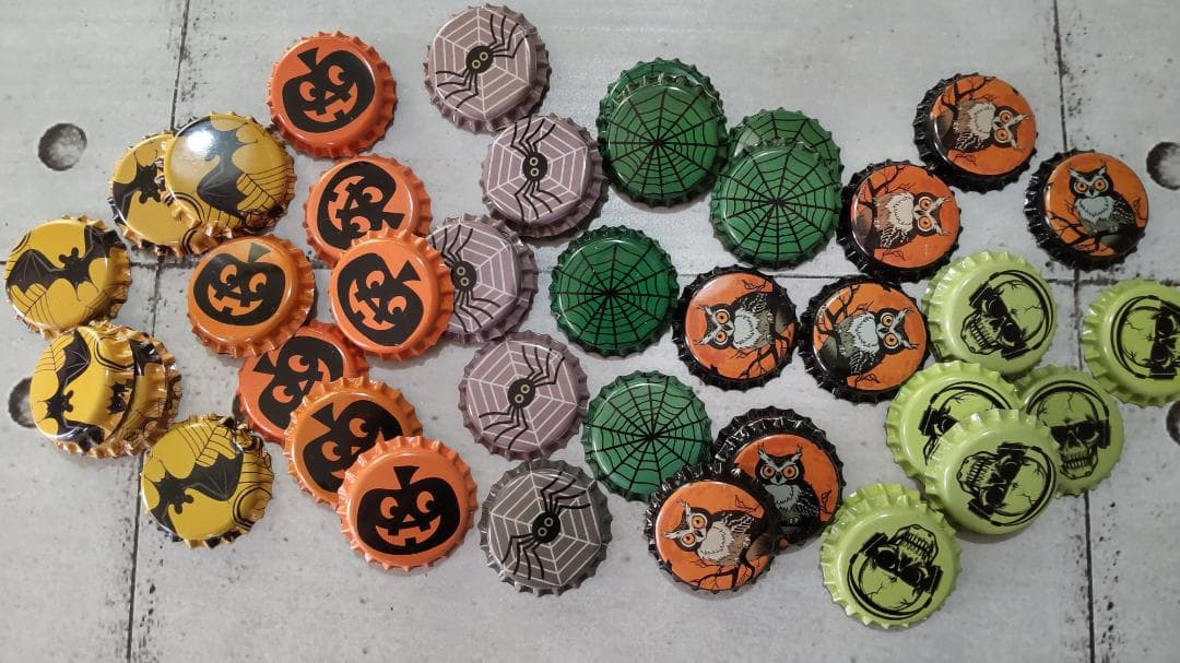 ♛ハロウィーンデザインの王冠まとめ売りです。♛合計401個