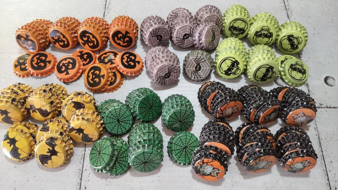 ♛ハロウィーンデザインの王冠まとめ売りです。♛合計401個