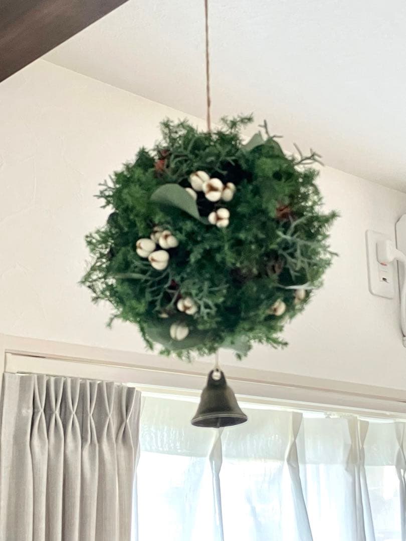 針葉樹と木ノ実のクリスマスボール☆フライングフラワーボール