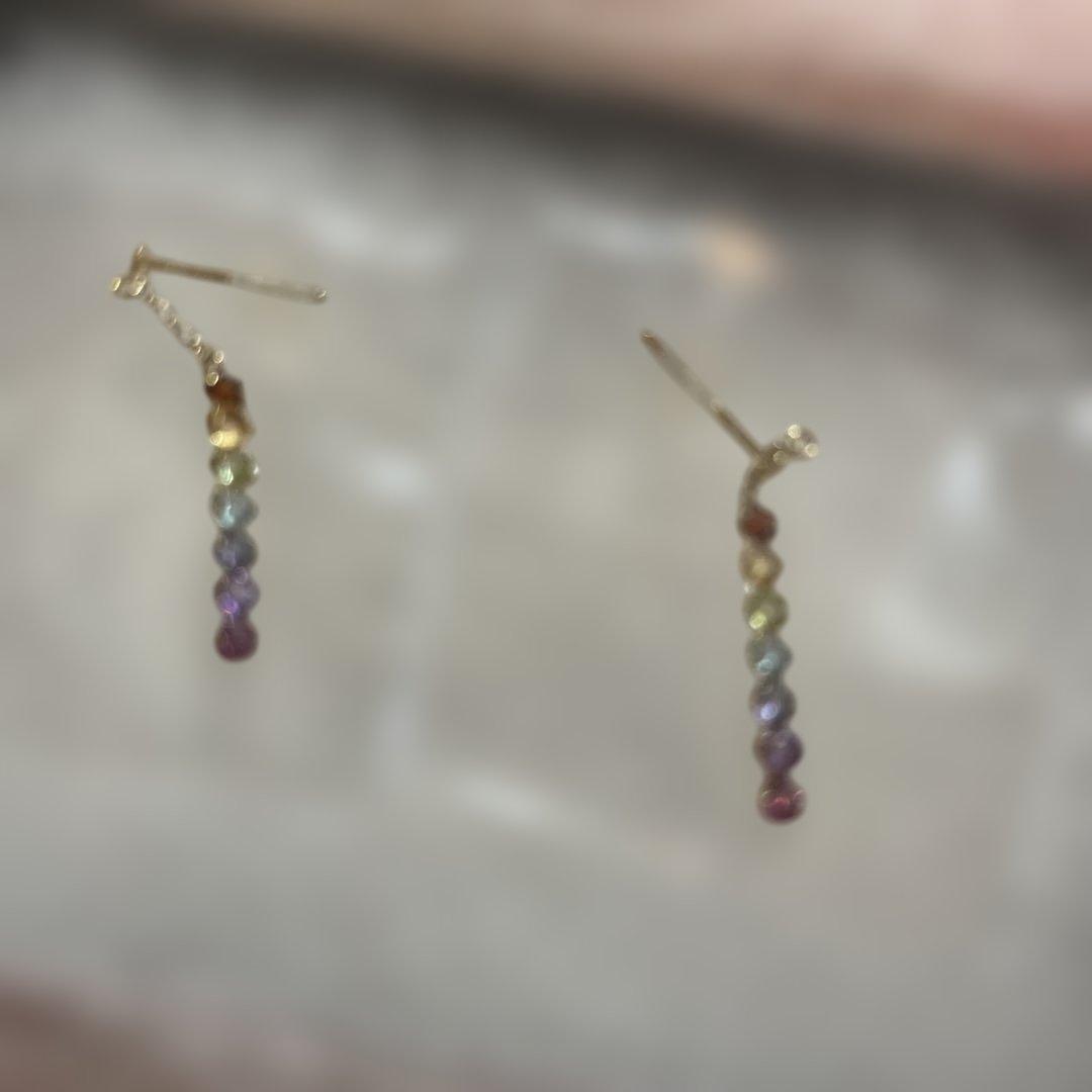 お値下げ。10金7色マルチカラー幸運ピアス