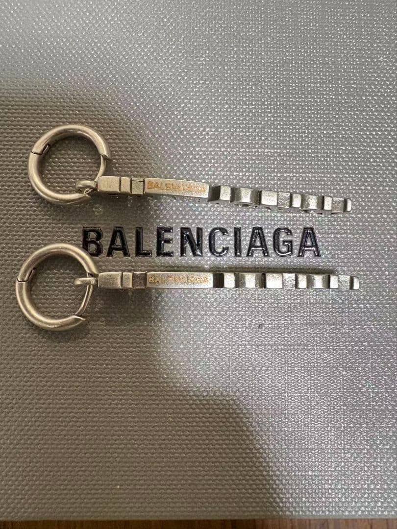 BALENCIAGA ロゴ ピアス シルバーカラー 箱付き