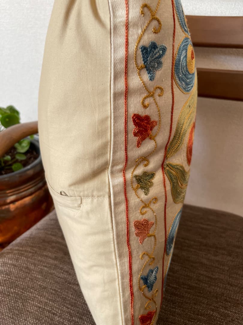 ウズベキスタン伝統刺繍スザニ　シルクonシルク　クッションカバー