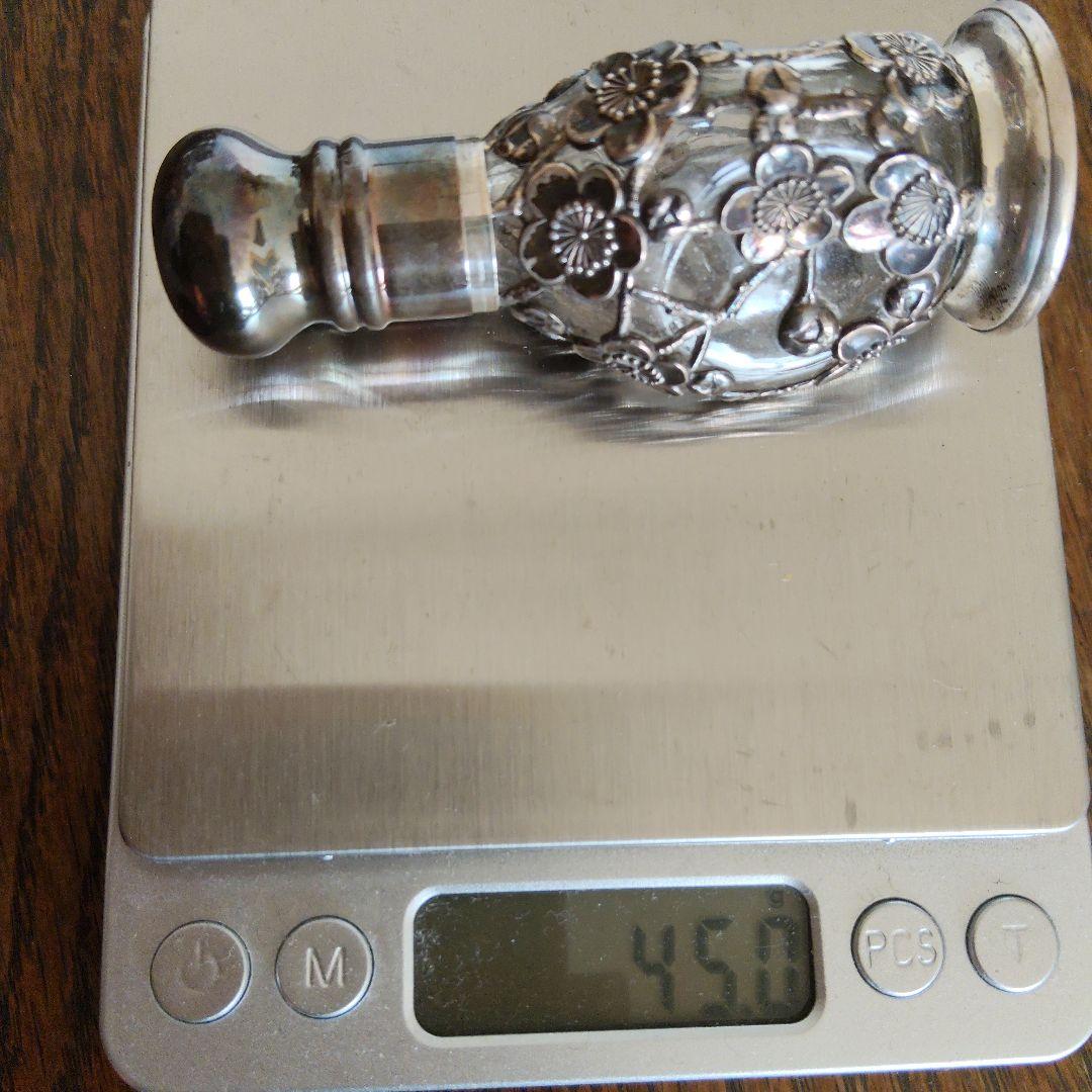 日本製、梅花模様のガラスと金属製装飾品、オ−ルドシルバー-ボトル、塩入れとグラス