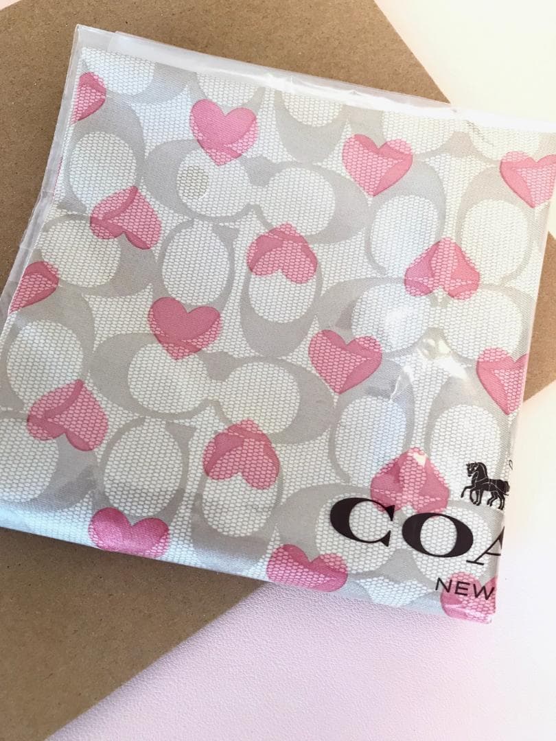 ソナタン 新品coach シグネチャー ハート プリント シルク バンダナ
