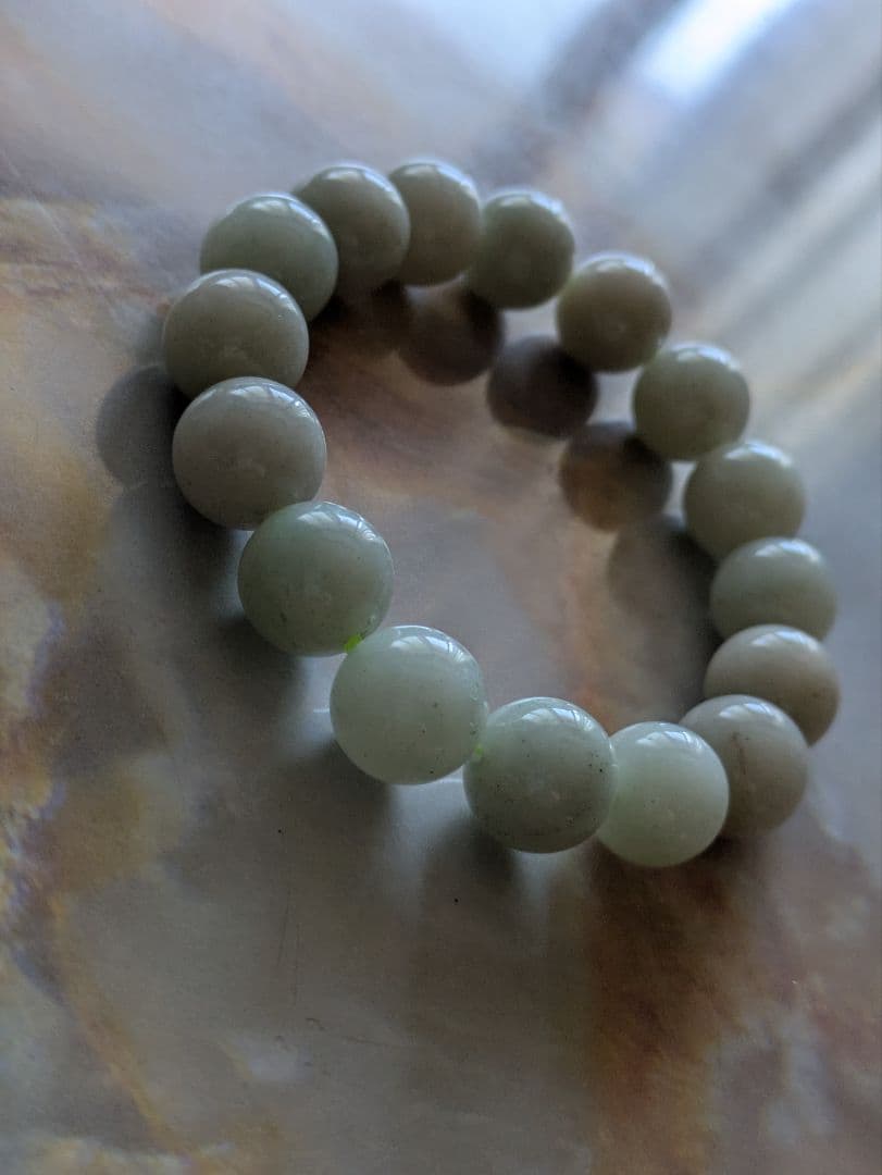 天然糸魚川翡翠ブレスレット　12ミリ玉　ミルキーグリーン　国石