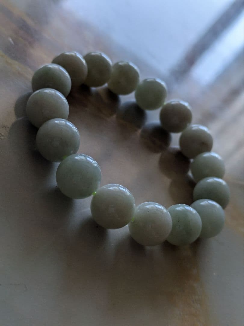 天然糸魚川翡翠ブレスレット　12ミリ玉　ミルキーグリーン　国石