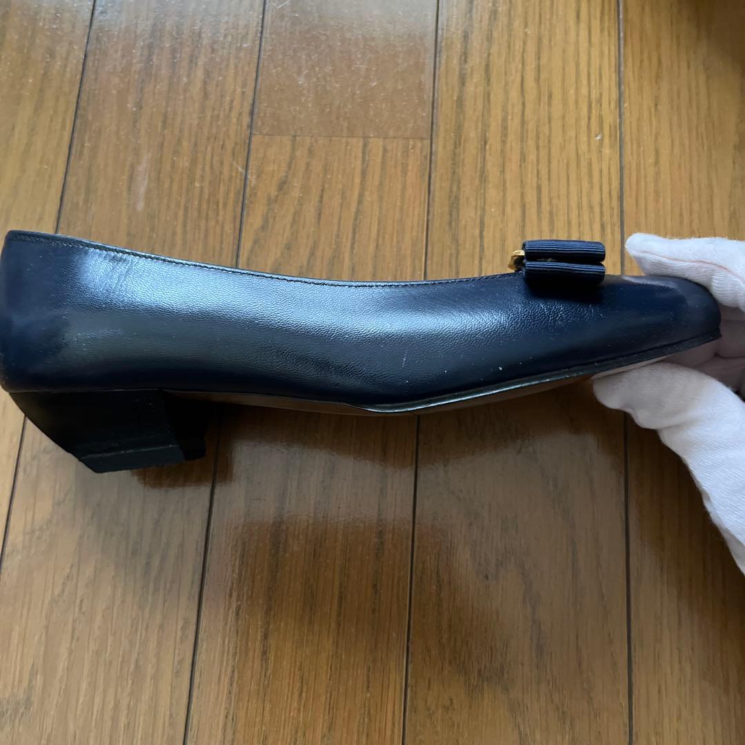 Salvatore Ferragamo ヴィラリボン付きパンプス　ネイビー