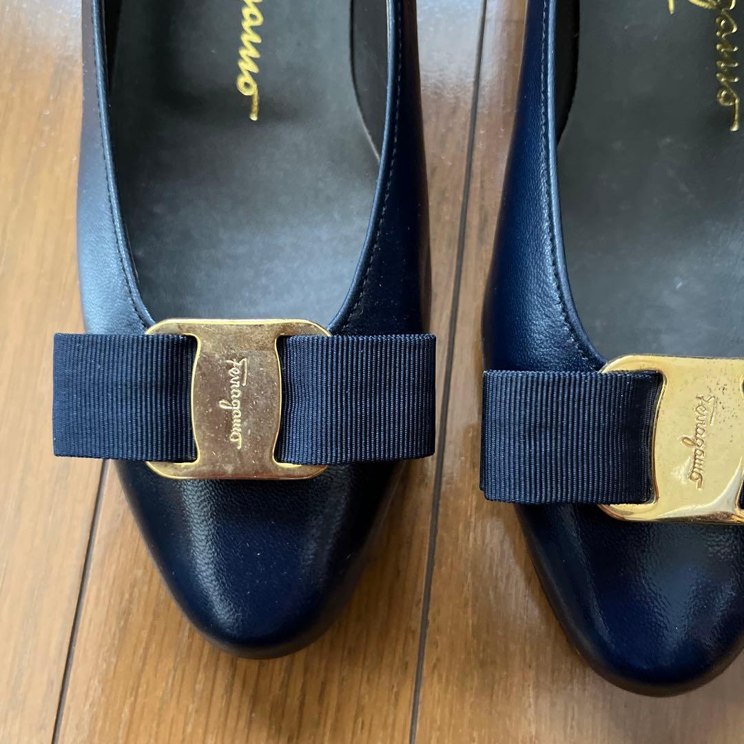 Salvatore Ferragamo ヴィラリボン付きパンプス　ネイビー
