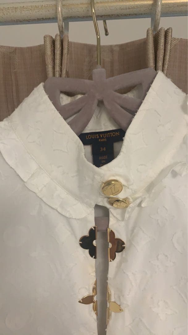 ヴィトン　フリルブラウス