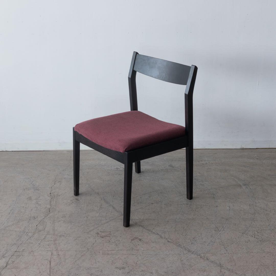 シンプルな黒とワインレッドのダイニングチェア
