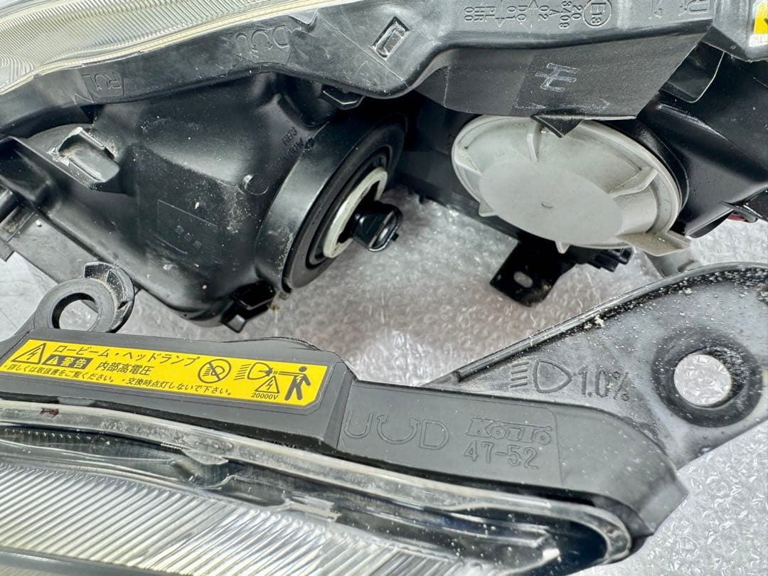 プリウス ZVW30 30 後期 S純正 HID ヘッドライト 左右セット