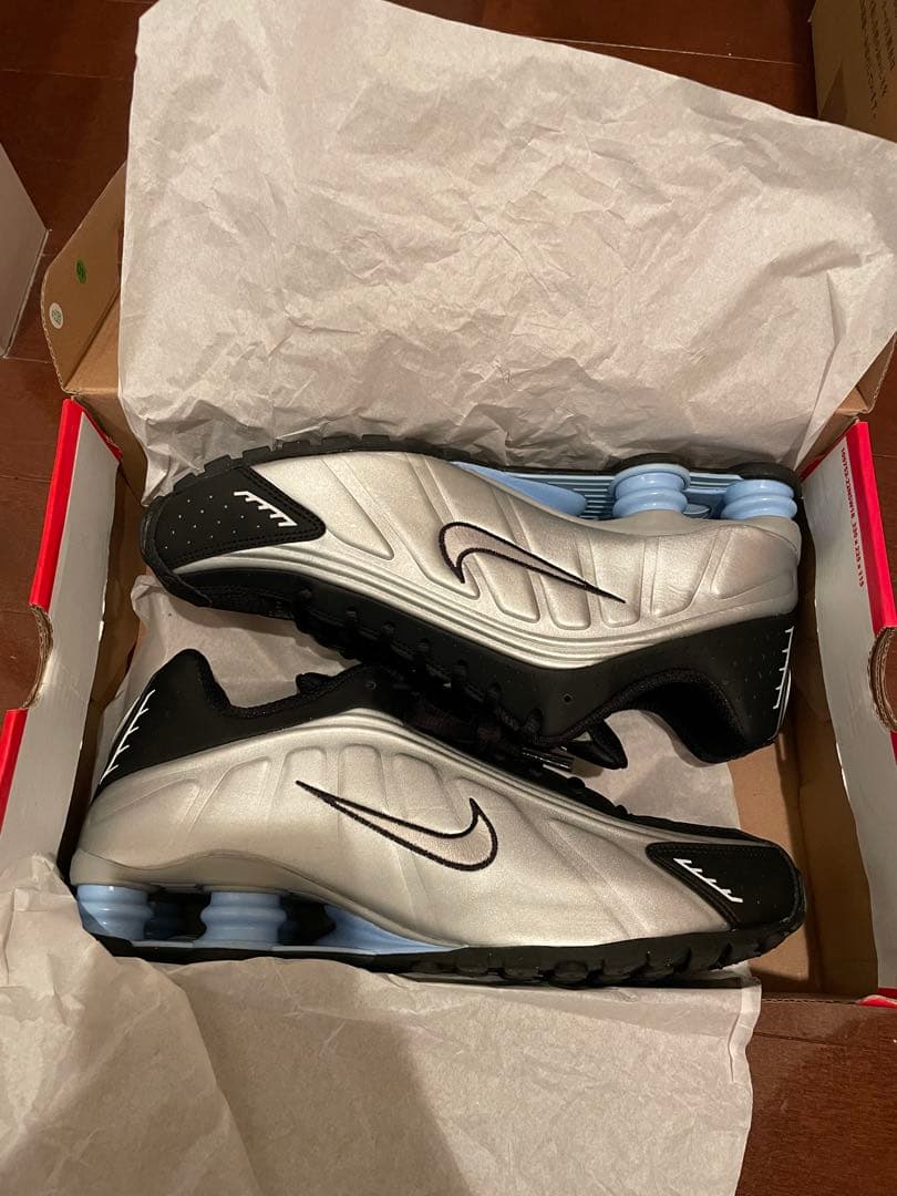 Nike Shox R4 メタリックシルバー 10
