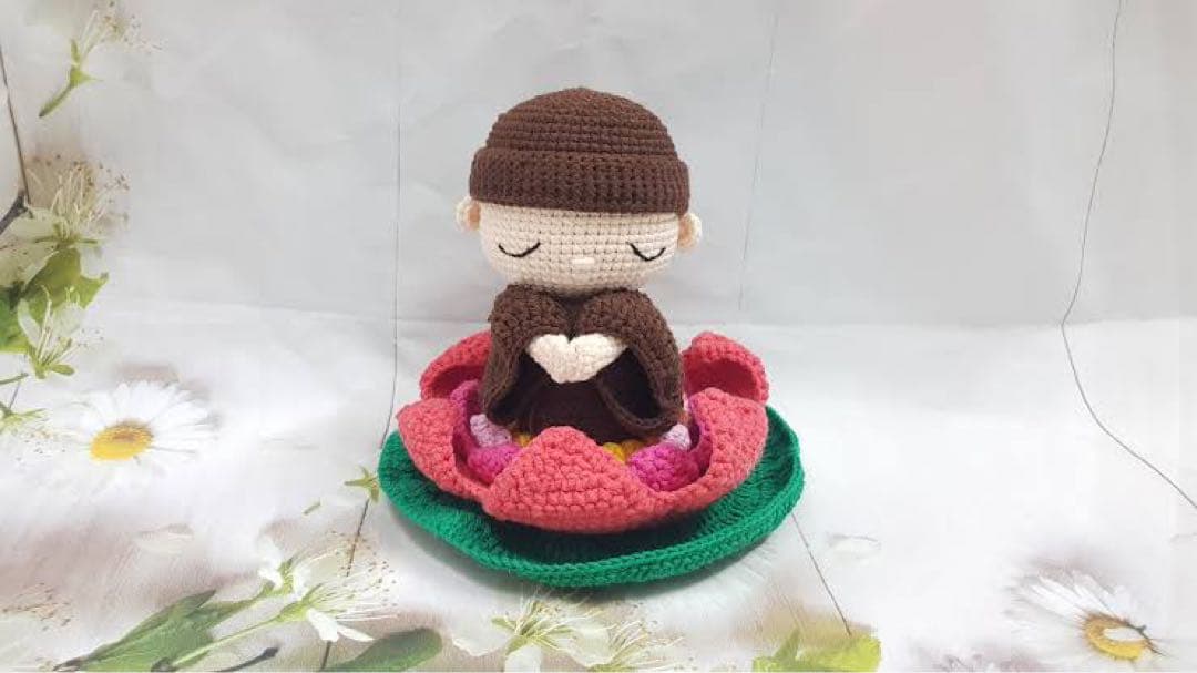 蓮の上に座る僧侶