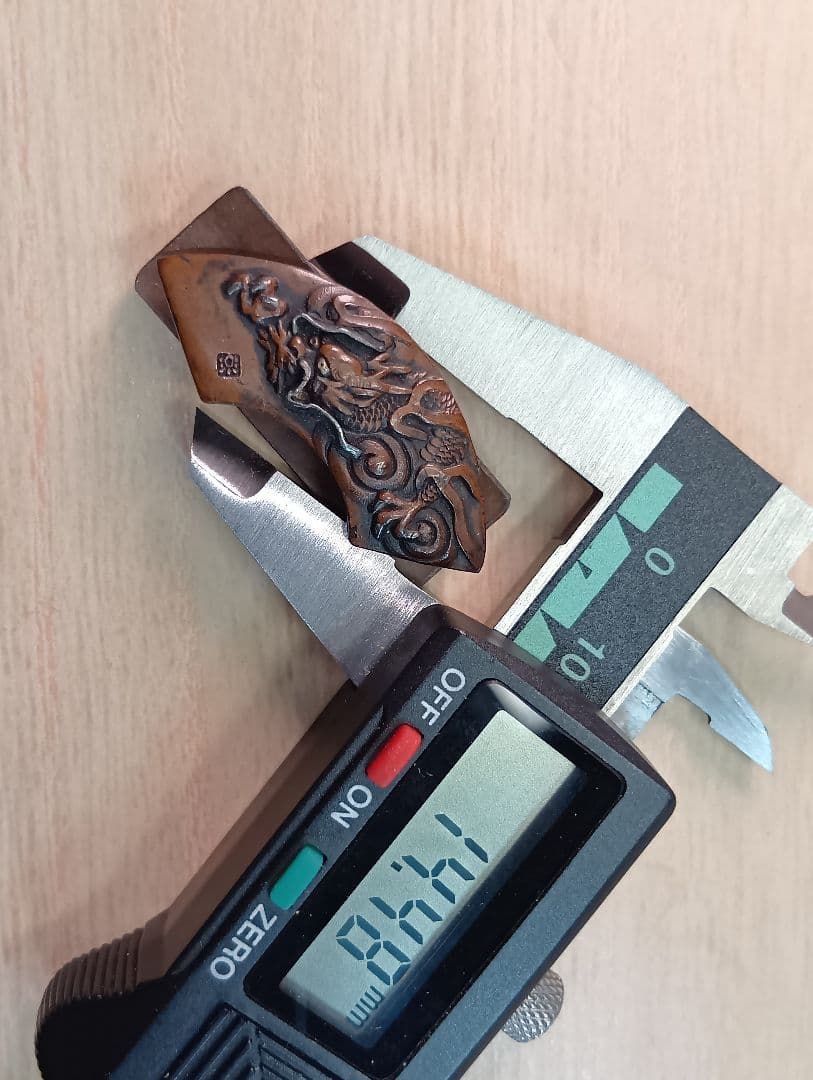 煙草入れ／前金具／雲龍図／在銘あり