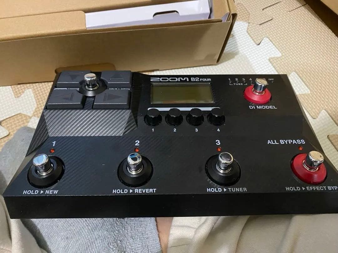 ZOOM B2FOUR ベースエフェクトペダル