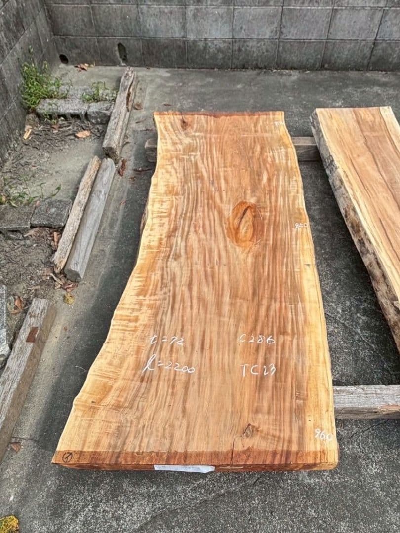 特別価格今週末まで　栃　一枚板　ダイニング　テーブル　杢　トチ