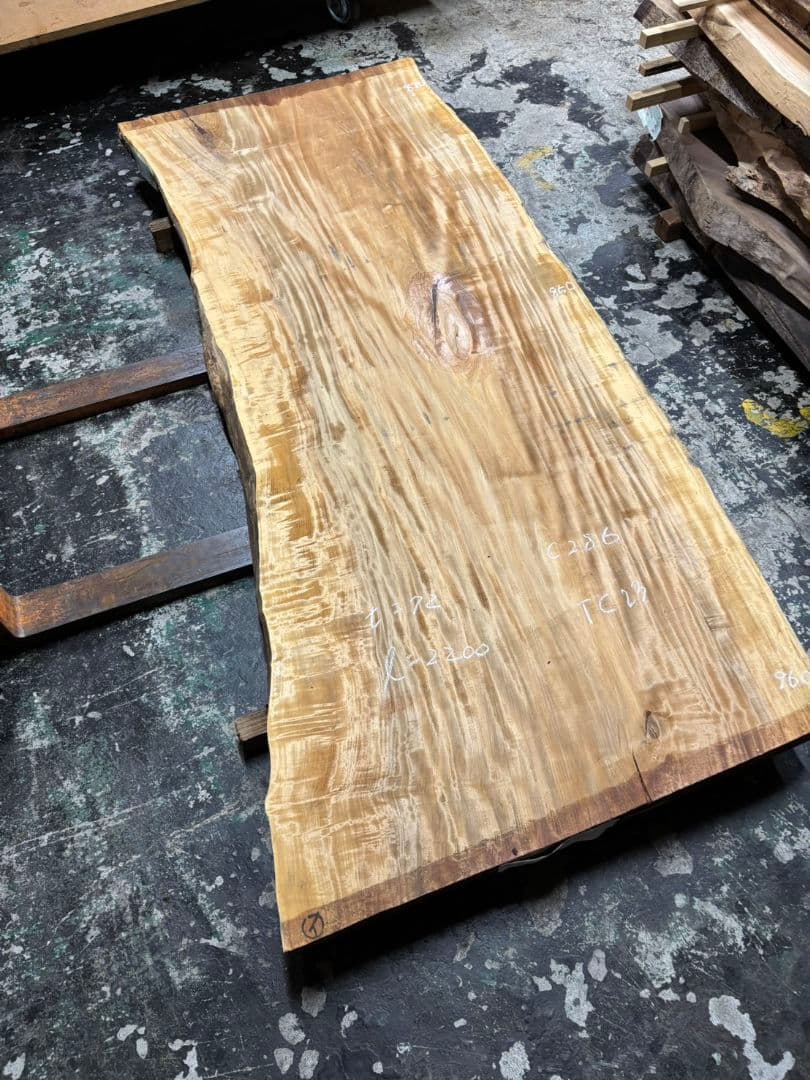 特別価格今週末まで　栃　一枚板　ダイニング　テーブル　杢　トチ