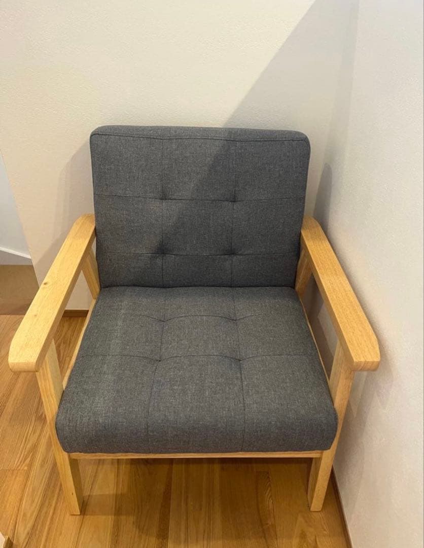 グレーの木製フレーム1人掛けソファ